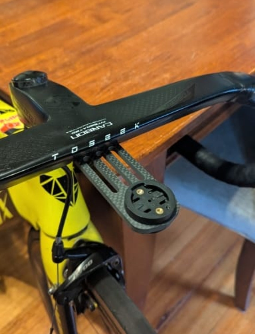 SOPORTE FRONTAL PLANO EN FIBRA DE CARBONO PARA CICLOCOMPUTADOR (A)